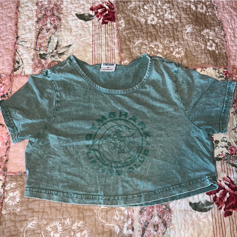 GYMSHARK GRAPHIC CROP TEE